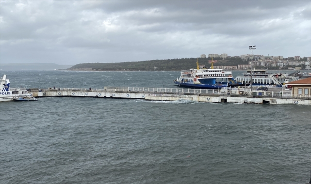 GÜNCELLEME - Çanakkale Boğazı'nda yerel feribot seferleri fırtınanın ardından yeniden başladı