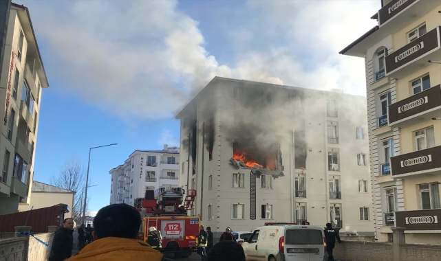 GÜNCELLEME - Kars'ta bir binada meydana gelen patlamada 3 kişi yaralandı