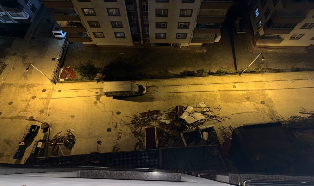 GÜNCELLEME - Rize'de şiddetli rüzgar nedeniyle çatılar uçtu, evlerde ve araçlarda hasar oluştu