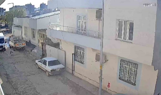 Feci kaza kamerada: Şanlıurfa'da minibüsün çarptığı çocuk hayatını kaybetti