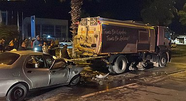 Kuşadası'nda belediye temizlik aracına çarpan otomobilin sürücüsü öldü