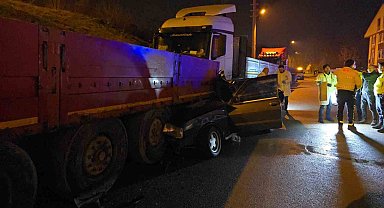 Tofaş Tır'a ok gibi saplandı: 1'i ağır 2 yaralı