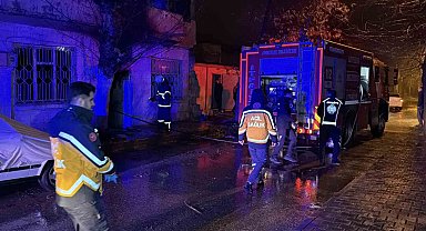 Yalnız yaşayan adamın yaktığı soba, metruk evi alev topuna çevirdi