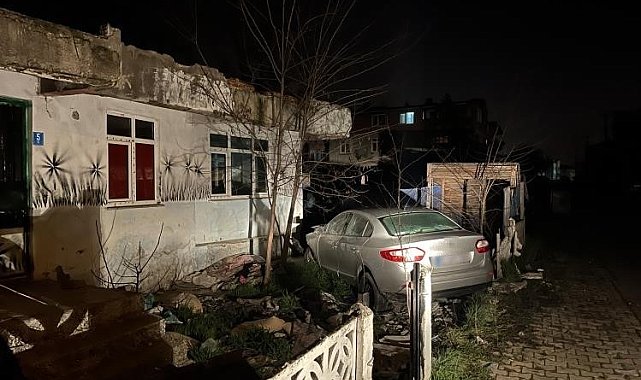 Ergene'de otomobil evin bahçesine daldı
