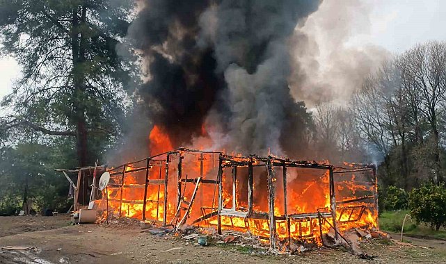 Hasır ev alevlere teslim oldu