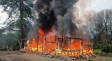 Hasır ev alevlere teslim oldu