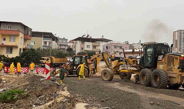 Tarsus'ta sağanak yağışlara ekipler anında müdahale etti
