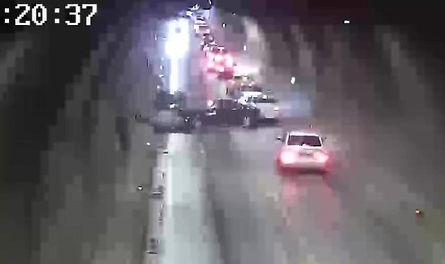 Tünelde otomobiller kafa kafaya çarpıştı, 1 kişi yaralandı: Feci kaza kamerada