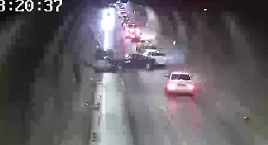 Tünelde otomobiller kafa kafaya çarpıştı, 1 kişi yaralandı: Feci kaza kamerada