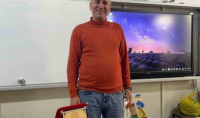 40 yıllık öğretmenlik hayatını güllerle uğurlanarak noktaladı