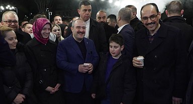 AK Parti Bursa Milletvekili Varank ve MİT Başkanı Kalın, sahurda vatandaşlarla bir araya geldi