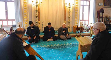 Görme engelli üç hafız Ramazan boyunca mukabele okuyor