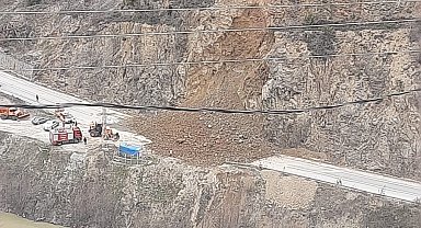 Gümüşhane-Giresun karayolunda heyelan