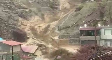 Güvenlik görevlisi son anda kaçtı, köpek sel sularıyla mücadele etti