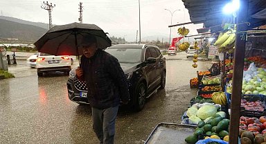 Hatay'da kuvvetli sağanak yağış etkili oluyor
