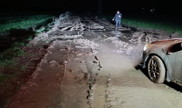 Kurtalan'da otomobil çamura saplandı