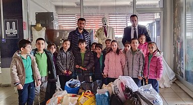 Öğrencilerden Hayır Çarşısı'na gıda bağışı