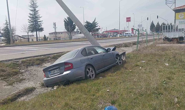 Tavşanlı'da otomobil elektrik direğine çarptı: 1 yaralı