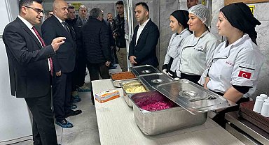 Aşçı adayı lise öğrencileri günde 10 bin kişi için yemek hazırlıyor