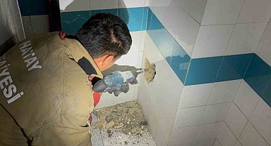 Bacadan düşerek mahsur kalan yavru kedi duvarın kırılmasıyla kurtarıldı