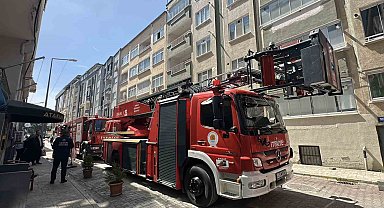 Balkonda yanan koltuk paniğe yol açtı