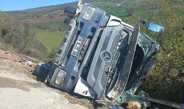 Beton mikseri şarampole yuvarlandı