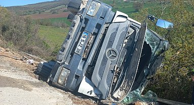 Beton mikseri şarampole yuvarlandı