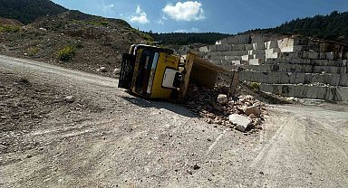 Bilecik'te taş yüklü kamyon devrildi: 2 yaralı