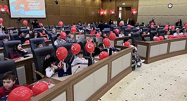 Bursalı çocuklar başkanlık ve meclis üyeliği koltuklarını devraldı