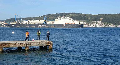 Derin denizlerde boru döşeme gemisi 'Castorone', Çanakkale Boğazı'ndan geçti