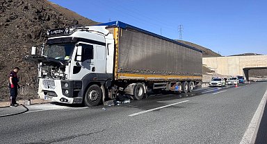 Erzincan'da seyir halindeki tırda çıkan yangın söndürüldü