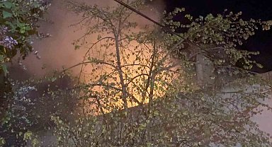 Gece yarısı korkutan yangın: Evde uyuyan kişi kurtarıldı