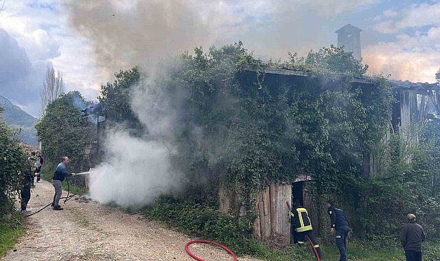 Kastamonu'da metruk binada çıkan yangını itfaiye söndürüldü
