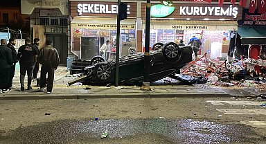 Kontrolden çıkan otomobil 2 iş yerine çarparak devrildi