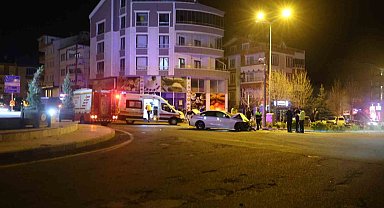 Minibüs ile otomobil çarpıştı: 1'i ağır 3 yaralı