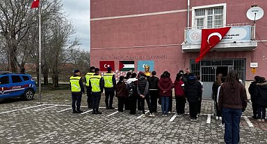 Okullarda öğrenciler Türk Bayrağı ile karşılandı