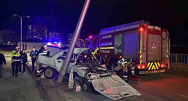 Otomobil aydınlatma direğine çarptı: 1'i ağır, 2 yaralı