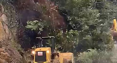 Rize'de heyelanı temizleyen iş makinesi 2. heyelandan son anda kurtuldu