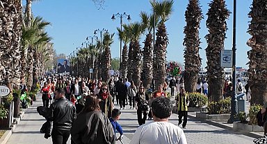 Silivri'de güneşli havayı fırsat bilenler sahile akın etti