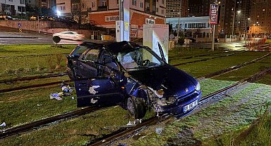 Tramvay yoluna giren otomobil direğe çarparak durabildi: 1 yaralı