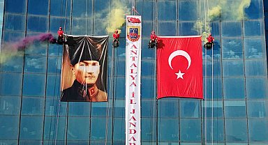 Antalya'da JAK timi, halatla sarktıkları 64 metre yükseklikte Türk bayrağı açtı