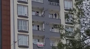 Balkondan kendini sarkıttı, ekipler harekete geçti