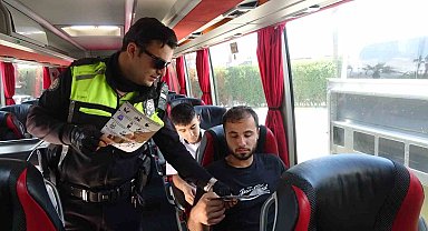 Bayram yolculuğuna çıkan vatandaşlar emniyet kemeri takılması konusunda bilgilendirildi