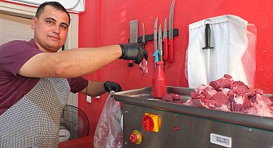 Burhaniye'de kasapların kıyma mesaisi devam ediyor