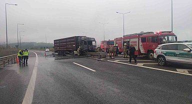 Çekmeköy'de bariyere çarpan tır alev alev yandı
