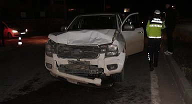 Cizre'de kamyonet otomobile arkadan çarptı: 2 yaralı