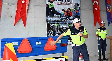 Demirci'de traktör sürücülerine reflektör dağıtımı yapıldı