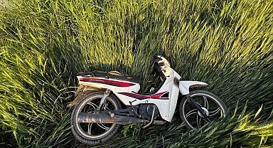 Direksiyon hakimiyetini kaybeden motosiklet sürücüsü tarlaya uçtu: 2 yaralı