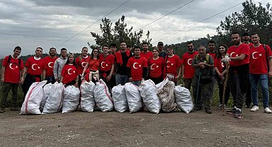 Doğa için yürüyen gençler 40 çuval çöp topladı