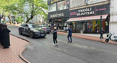 Düğün konvoyunu zincirli sürpriz durdurdu